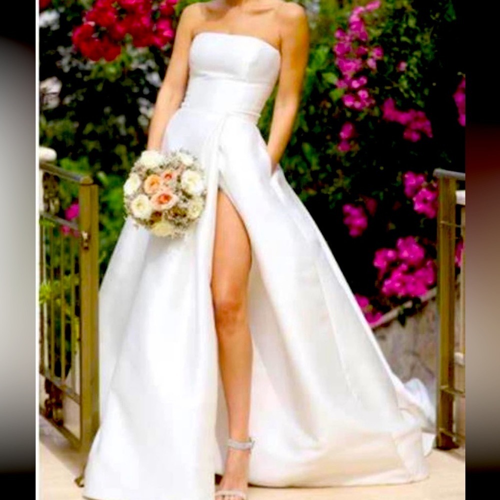 BRAND NEW - NEVER WORN. Satin strapless wedding dress with pockets.